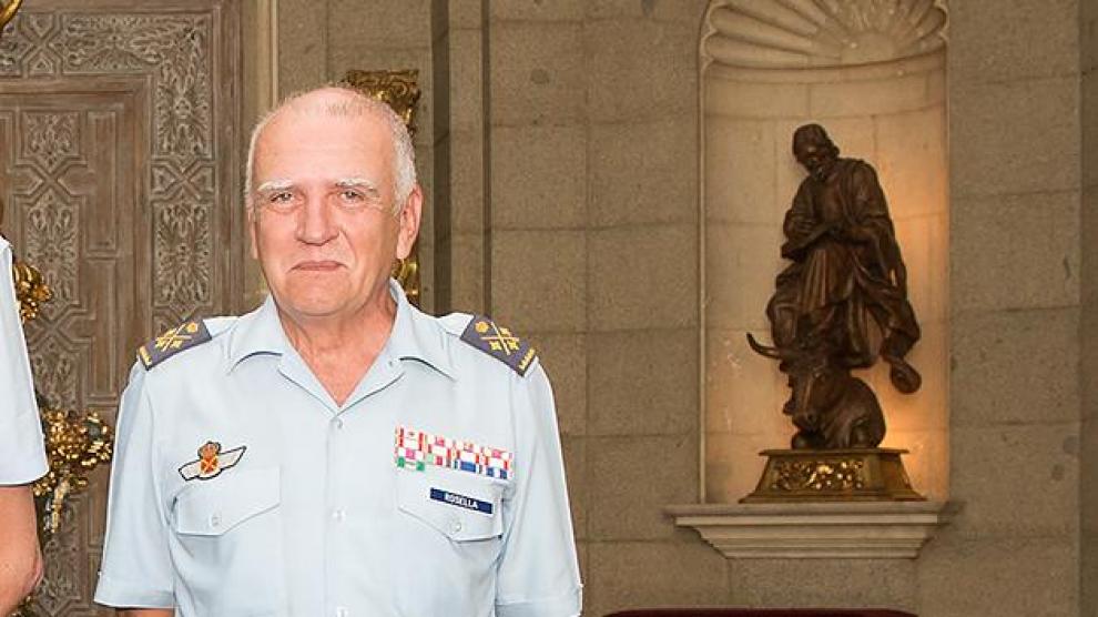 El teniente general Eduardo Gil Rosella, que fue segundo Jema (Jefe de Estado Mayor del Aire), sufrió un accidente con un F-18 en el polígono de Bardenas en agosto de 1994, cuando estaba destinado en la Base de Zaragoza, y se salvó con la eyección.