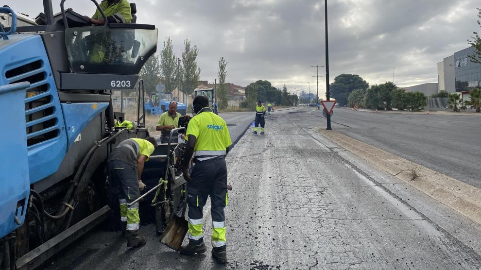 Trabajos de asfaltado en el Polígono Malpica de Zaragoza.