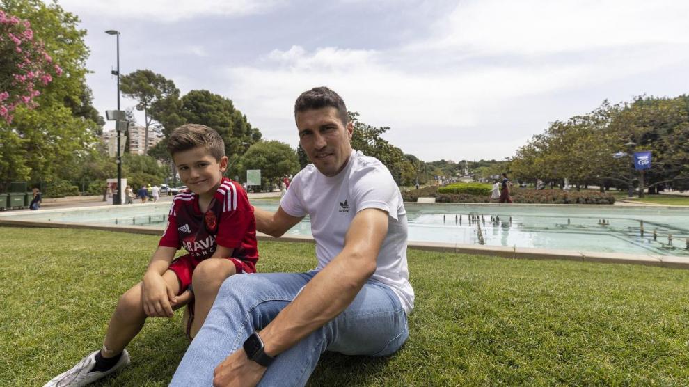 Alberto Zapater, junto a su hijo Oliver, en el Parque Grande durante la entrevista concedida a HERALDO este sábado.