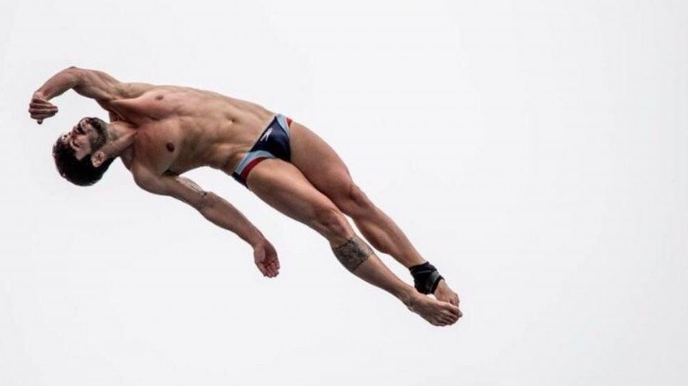 Imagen de archivo. El nadador Carlos Gimeno durante un salto.