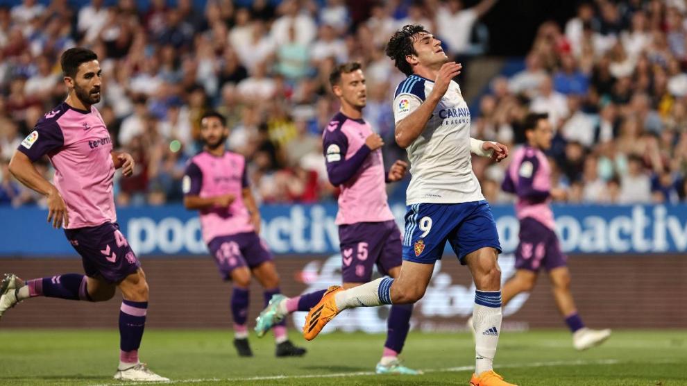 Azón lamenta un error ante el gol en el último partido del Real Zaragoza, frente al Tenerife el pasado viernes.