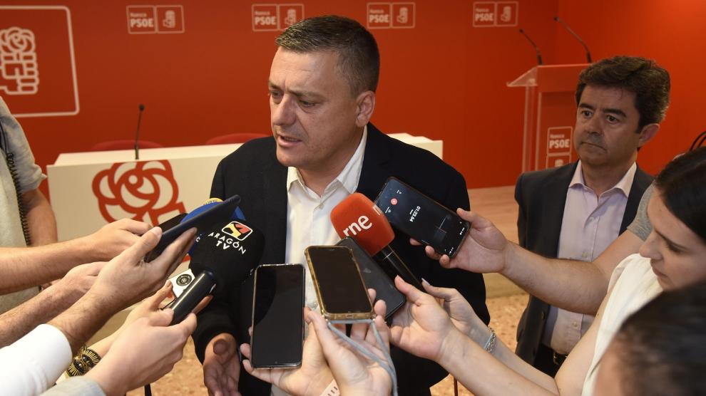 Fernando Sabés, secretario general del PSOE del Alto Aragón, valorando los resultados de las elecciones en la sede del partido en Huesca.
