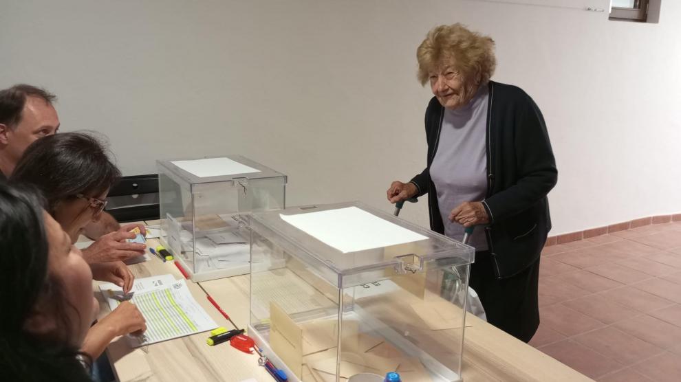 Rosario, vecina de Urriés (Zaragoza) de 101, en las elecciones del 28-M.