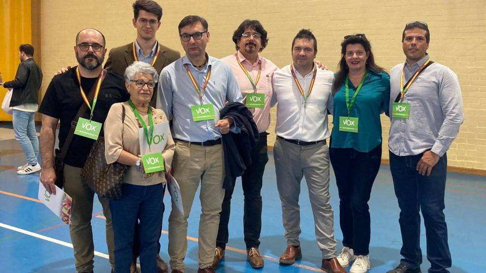 Candidatos y apoderados de Vox Huesca el día de las elecciones.