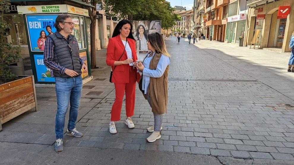 Lorena Orduna, en el centro, de paseo electoral por el Coso Alto de Huesca, para cuyas obras de peatonalización tendrá fondos europeos.