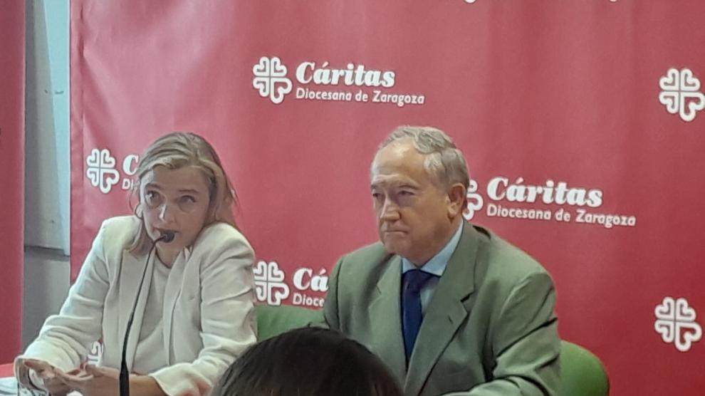 África Navarro, nueva secretaria general de Cáritas Zaragoza, y su director, Carlos Gómez Bahillo.