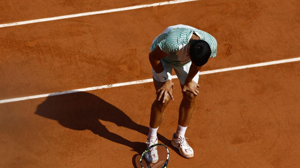 Tennis - French Open - Roland Garros, Paris, France - June 9, 2023 Spain's Carlos Alcaraz reacts after sustaining an injury during his semi final match against Serbia's Novak Djokovic REUTERS/Clodagh Kilcoyne TENNIS-FRENCHOPEN/