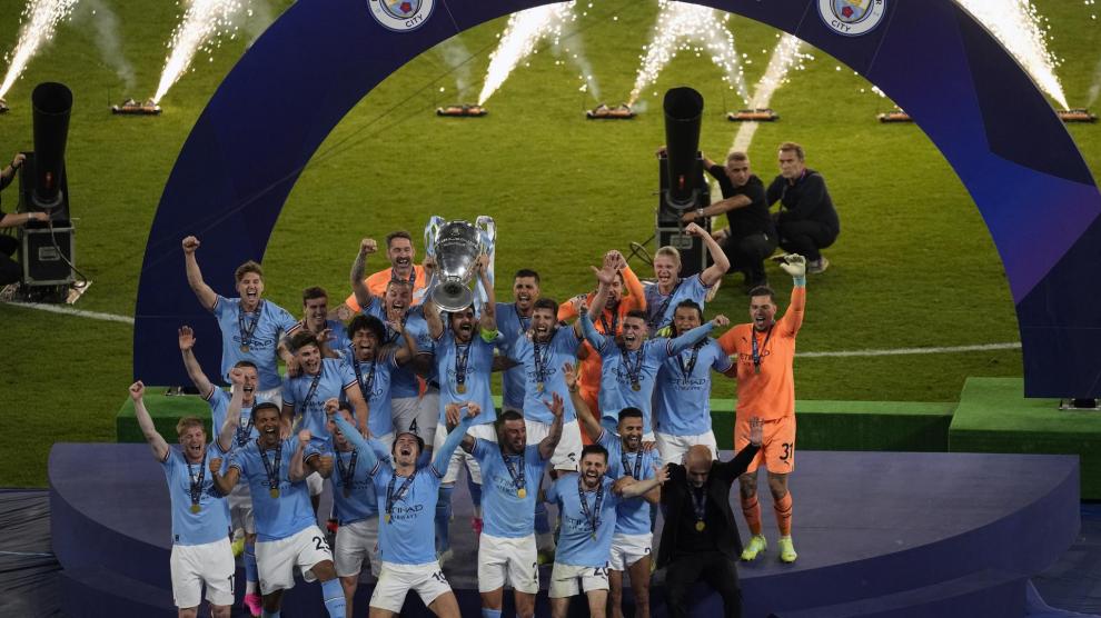 El Manchester City celebra su triunfo enel Olympic Stadium.