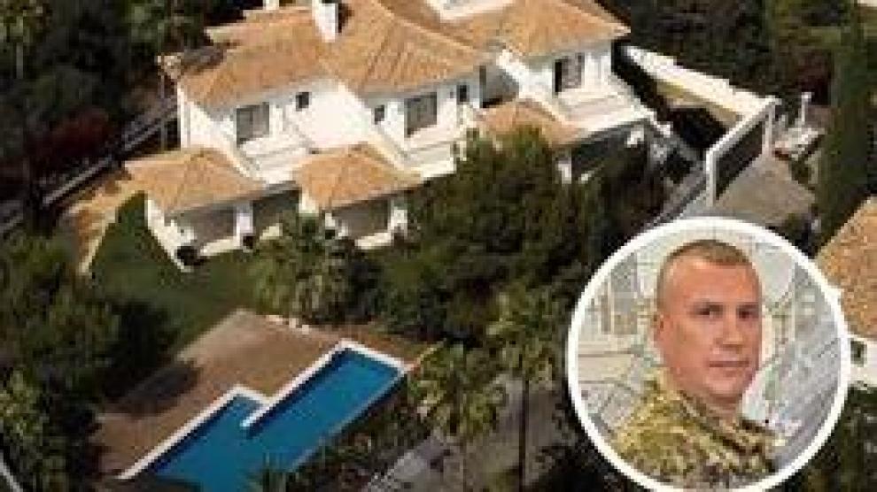 Villa en Marbella valorada en tres millones de euros comprada por Yevgeni Borisov (abajo a la izquierda), el mando uncraniano investigado por supuestamente aceptar sobornos para que hijos de familias acomodadas no entren en el Ejército.