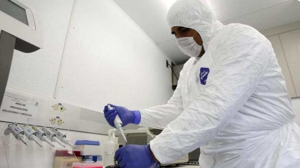 Un científico investiga sobre gripe aviar en un laboratorio.