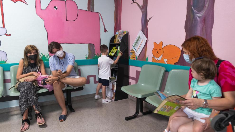 Rincón de lectura en la sala de espera de Pediatría del centro de salud de Sagasta.