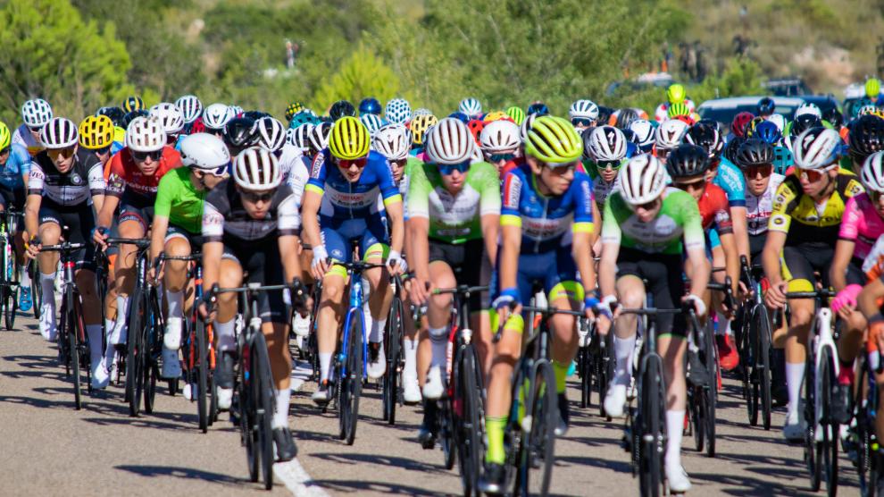 Foto del pelotón en la segunda etapa de la Vuelta al Bajo Aragón 2023