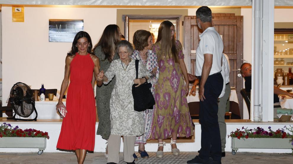 La reina Letizia e Irene de Grecia, junto al resto de la familia real, a la salida del restaurante Mia, situado en el Portitxol, en Palma, donde cenaron el sábado.