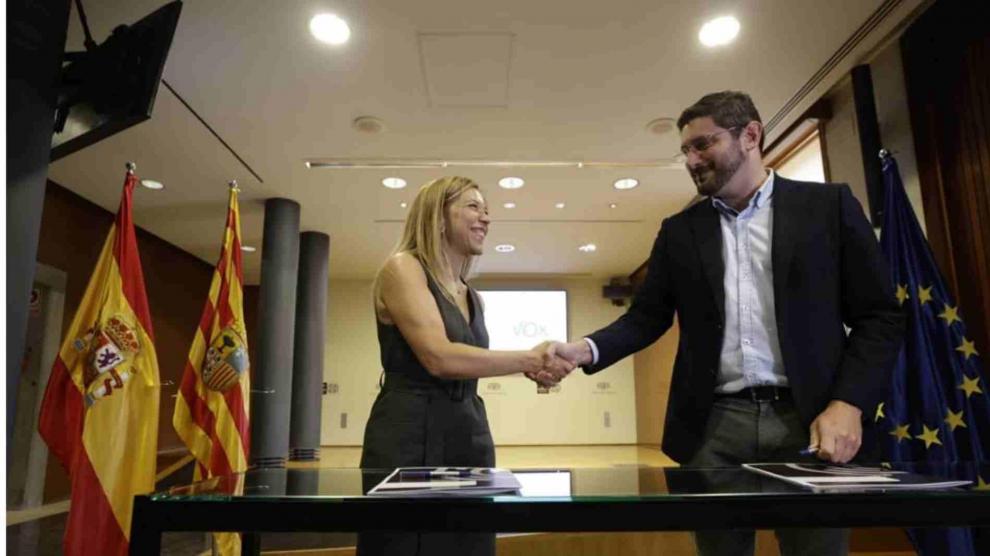 Ana Alós y Alejandro Nolasco durante la firma del acuerdo PP-Vox para gobernar en Aragón