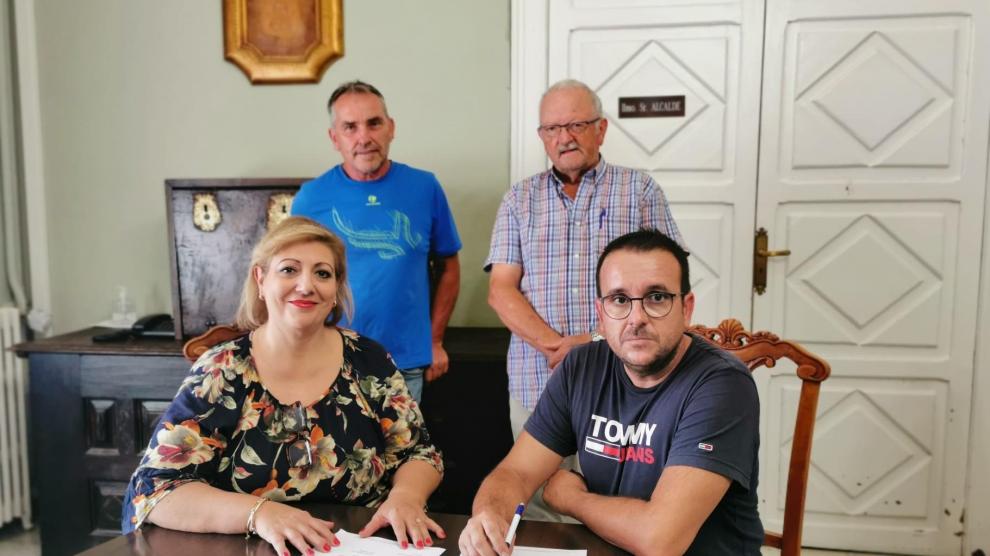 Firma del acuerdo entre Silvia Ramírez, concejal de Desarrollo, y Oscar Oliveras, presidente de la asociación del tomate rosa de Barbastro