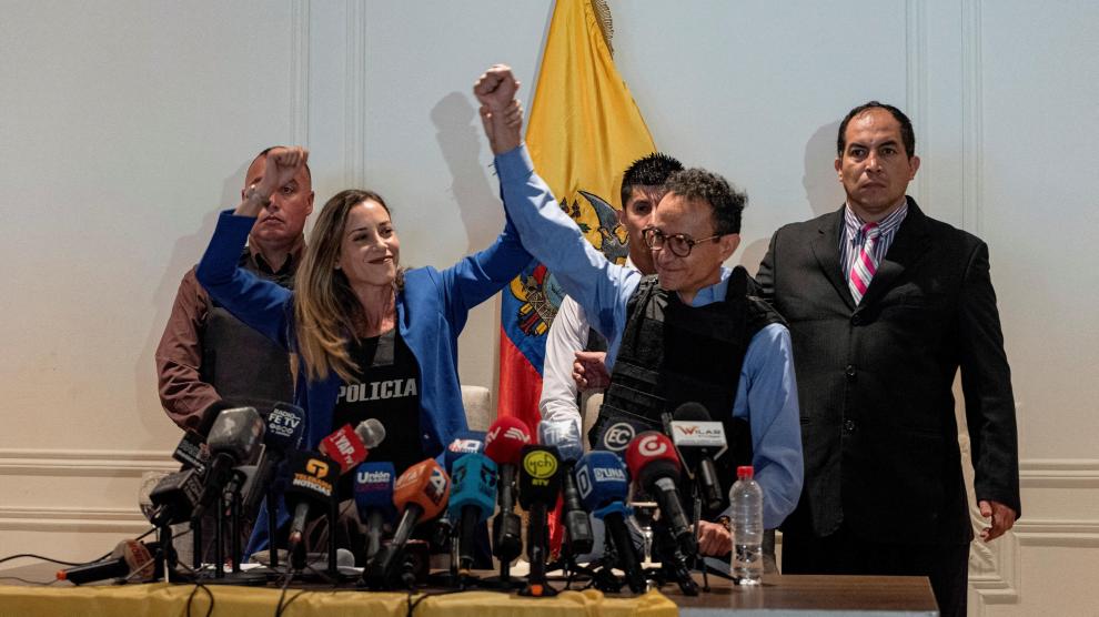 Andrea González, candidata a la vicepresidenta, alza el brazo de Christian Zurita.