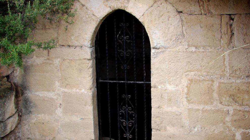 Portada gótica de la fuente vieja de Fuendetodos.