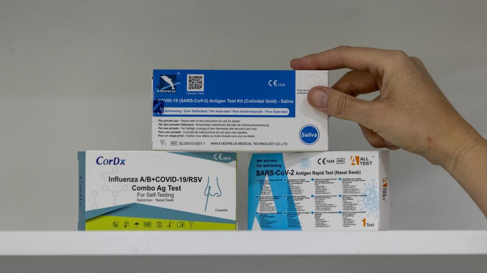 Diferentes tipos de test de antígenos, en la Farmacia Valdespartera de Zaragoza.