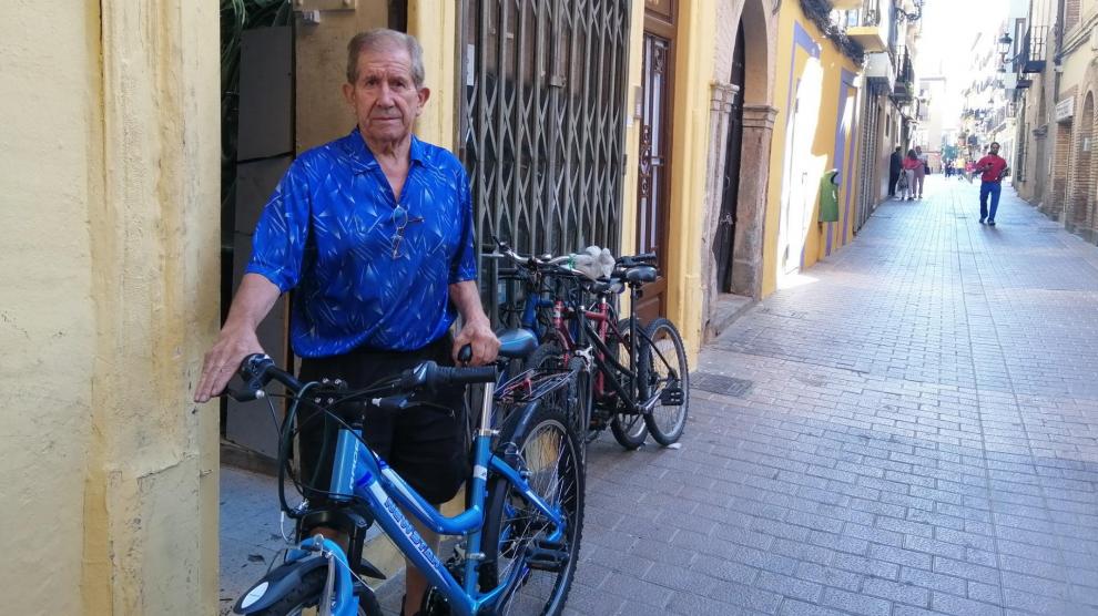 Ángel, con su bicicleta, en su local de la calle de San Pablo.