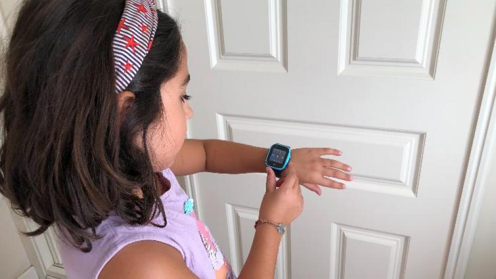 Cada vez más niños llevan relojes inteligentes con GPS en sus muñecas.