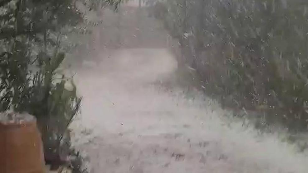 La alcaldesa de la localidad, Ana Montejano, ha cedido a HERALDO un vídeo en el que se ve la fuerza de la tormenta caída esta tarde en el municipio.
