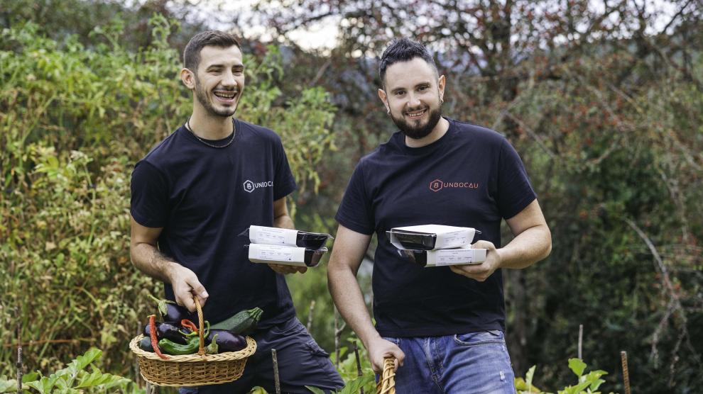 Florin Popa y Carlos Moliné, en los alrededores de Anzánigo, donde elaboran las recetas.