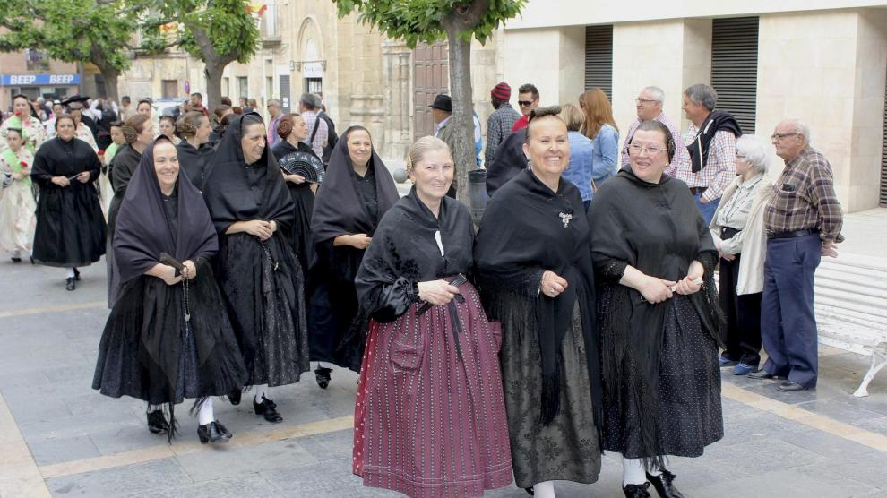 Fraga recupera cada año la tradición de 'les dones de faldetes'.