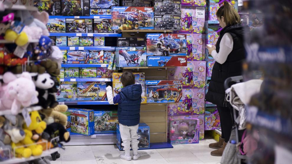 Un niño mira juguetes en una juguetería española, en una imagen de archivo.