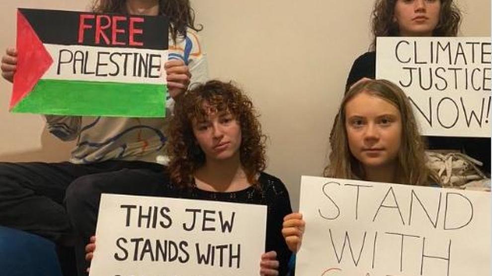 Greta Thunberg con una pancarta en apoyo al pueblo palestino.