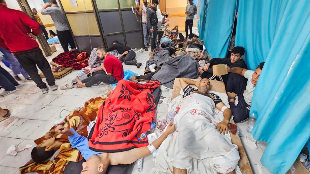 Los palestinos heridos en ataques israelíes yacen en el suelo mientras son asistidos en el hospital indonesio después de que el hospital Al Shifa quedara fuera de servicio