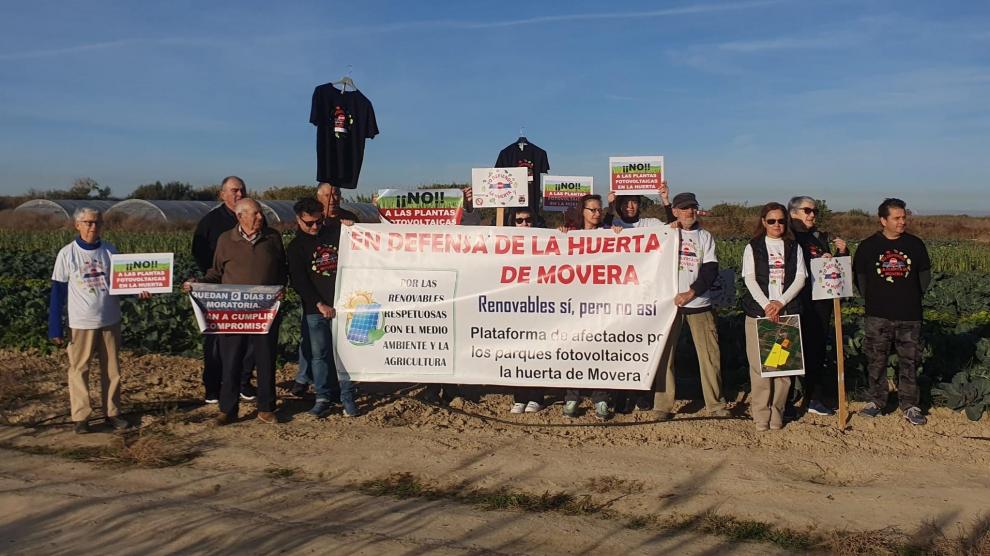 Varios vecinos de Movera protestan con pancartas en defensa de la huerta local