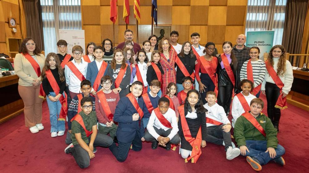 Natalia Chueca con los alumnos de Primaria y Secundaria del Pleno Infantil 2023.
