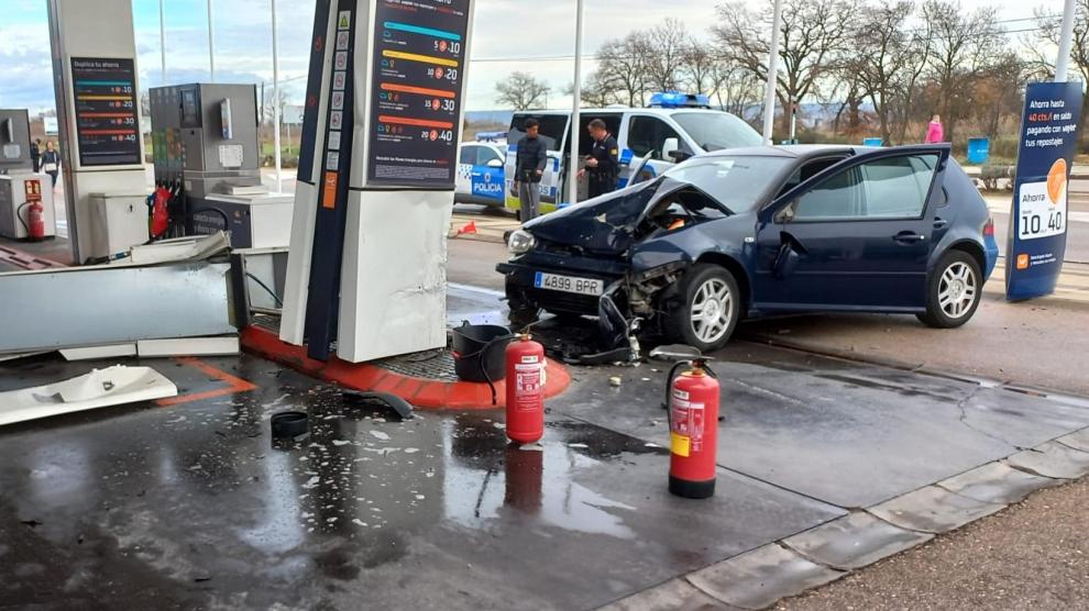 Estado en el que han quedado el surtidor de gasolina y el coche.