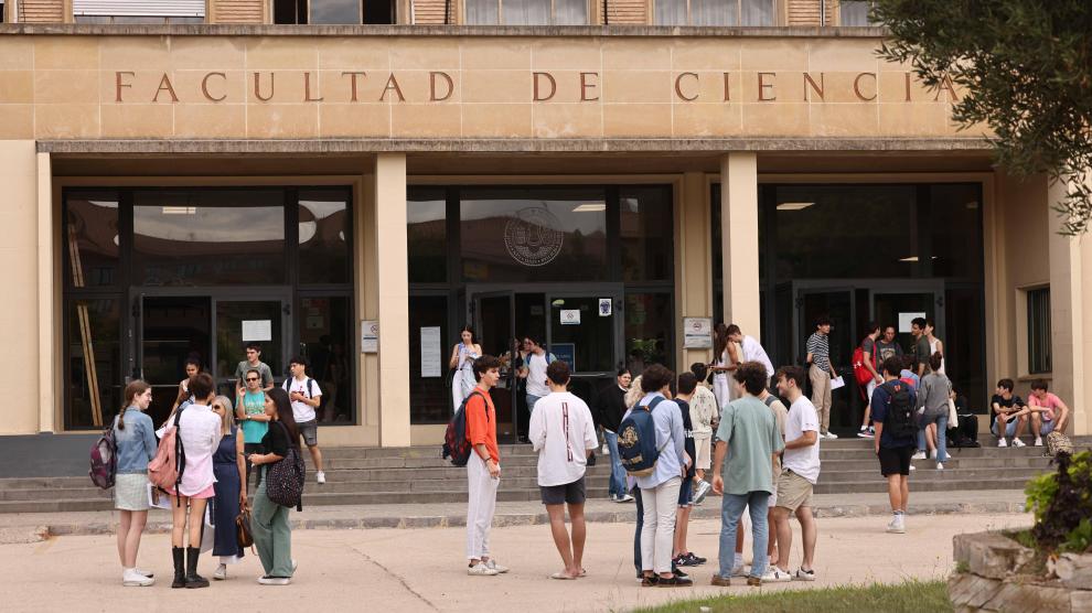 Alumnos en el campus de San Francisco de la Universidad de Zaragoza en uno de los días de la celebración de la Evau el pasado junio