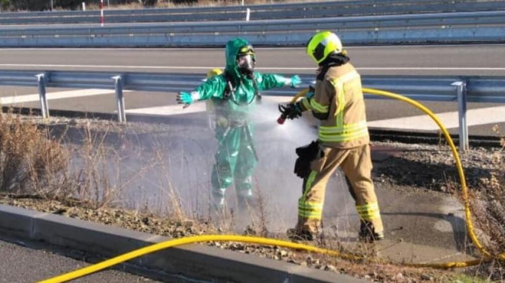 Los bomberos han tenido que actuar con equipos de protección.
