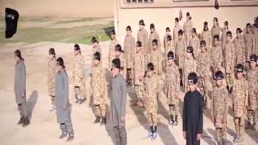 El Estado Islámico publica un vídeo en el que instruye militarmente a 80 niños