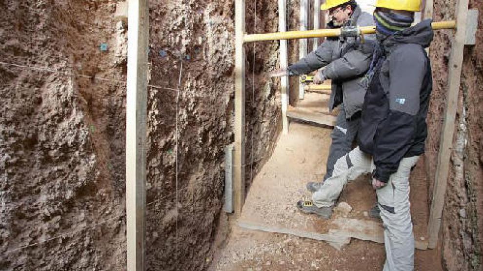 Los investigadores señalan los registros de la falla de Concud en el interior de la zanja de cuatro metros de profundidad.