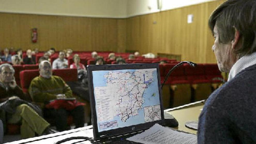 El coordinador de Teruel Existe, Miguel Ángel Fortea, proyectó mapas con el trazado de la autovía a Cuenca.