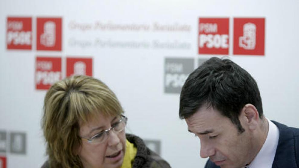 Tomás Gómez, con la portavoz de la Asamblea de Madrid, Maru Menéndez