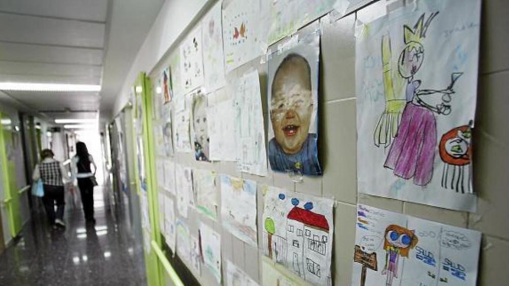 El pasillo del Servicio de Pediatría del Obispo Polanco, con dibujos hechos por los niños.