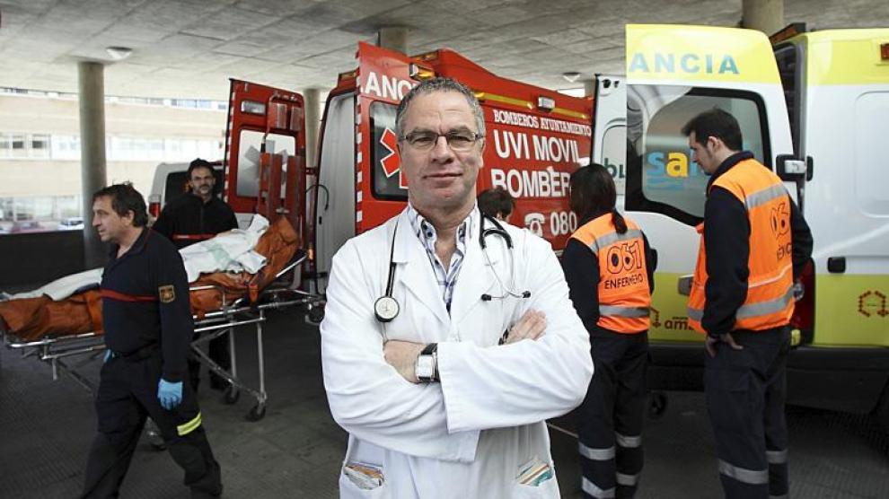 Miguel Rivas, en la puerta de Urgencias del Clínico. Una paciente acababa de llegar y había unas cuantas ambulancias allí.