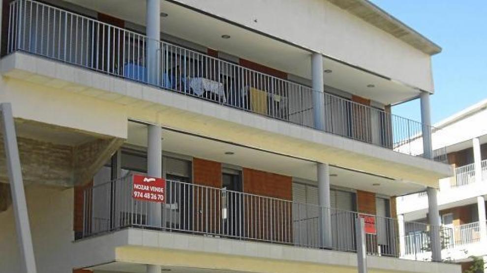 Imagen de archivo de carteles de venta en las viviendas acabadas de la urbanización Las Margas.