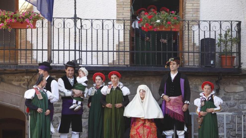 Un grupo de ansotanos con trajes tradicionales