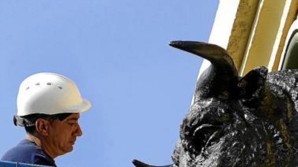 Últimos toques a una de las cabezas de toro de la fachada.