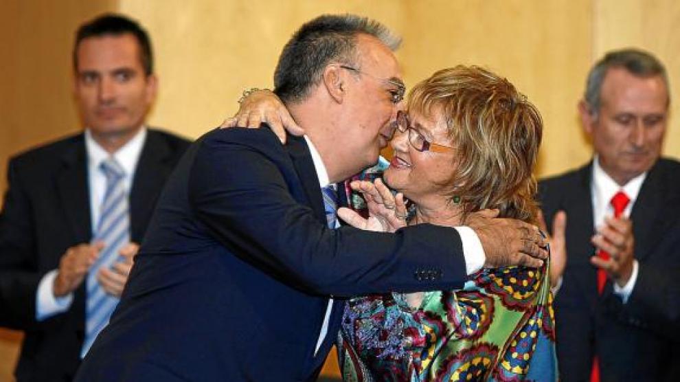 Agustín Navarro, el nuevo alcalde, y Maite Iraola, madre de Pajín, se abrazan tras la moción.