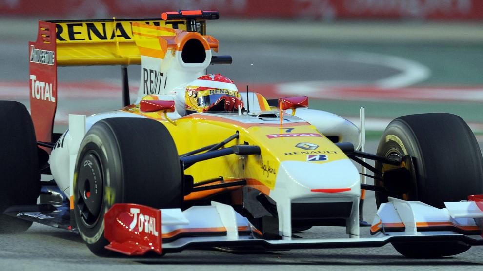 Fernando Alonso vuelve a pilotar el R25 con el que ganó su primer
