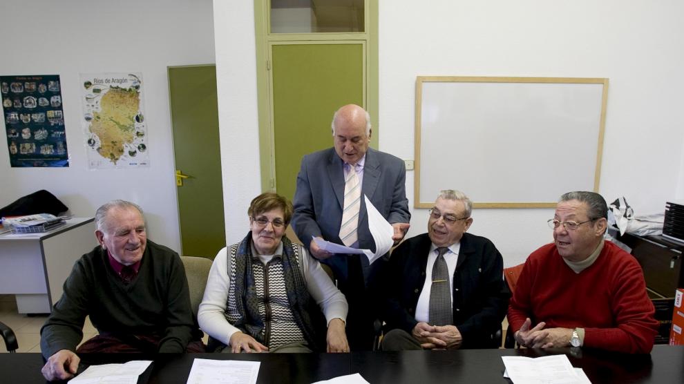 De izquierda a derecha, Fructuoso Pérez, Concepción Pozas, D. Morente y Manuel Álvarez. De pie, Giménez.