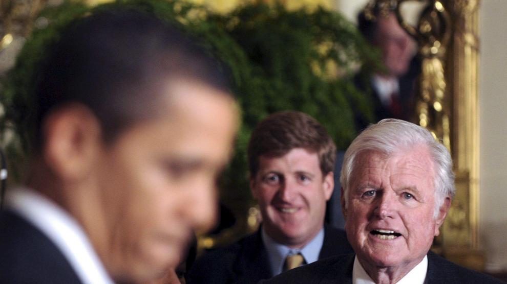 Ted Kennedy y su hijo Patrick miran a Obama, en 2009.