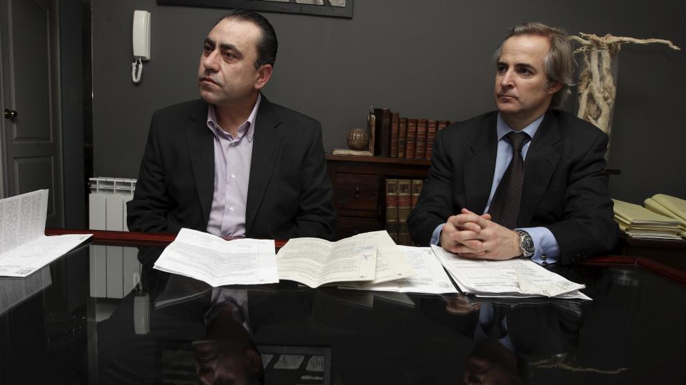 El zaragozano Ramón Francés, a la izquierda, junto a su abogado, Simón Lahoz.