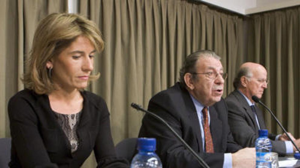 María Leciñena, Román Alcalá e Ignacio Martín-Retortillo (izda-dcha), durante la presentación del Círculo Aragonés de Economía